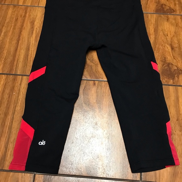 ALO Yoga Capri Leggings - Picture 3 of 9
